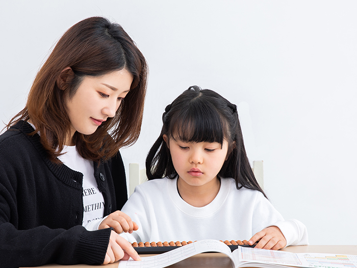 快適な教室で多数の先生による個別指導